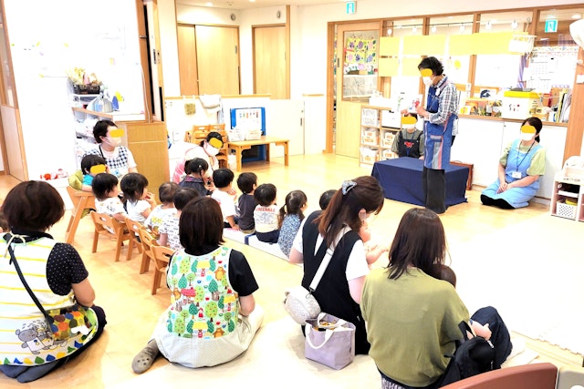 地域の子育て中の方も参加しての「くまボラさんの絵本の読み聞かせ」