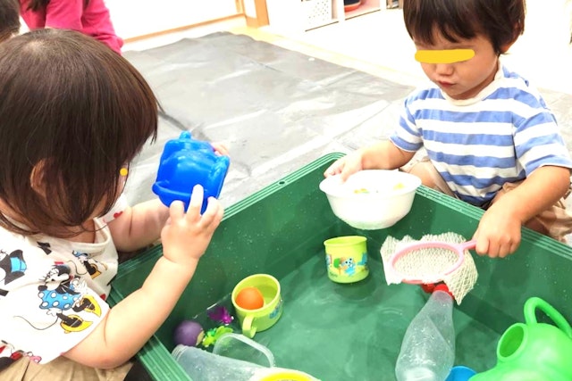熱中症アラート3日目、お部屋で「金魚すくいごっこ」をしました