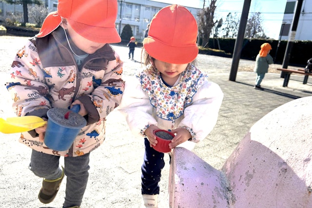 ピンクの豚さんにえさやり