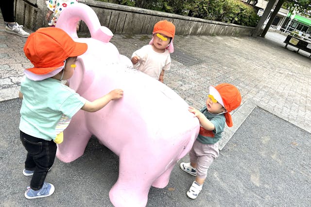 「これはピンクの象やで」「じぶん大きくなったら乗れるんやで」「ほんまに！めっちゃ楽しみやん」