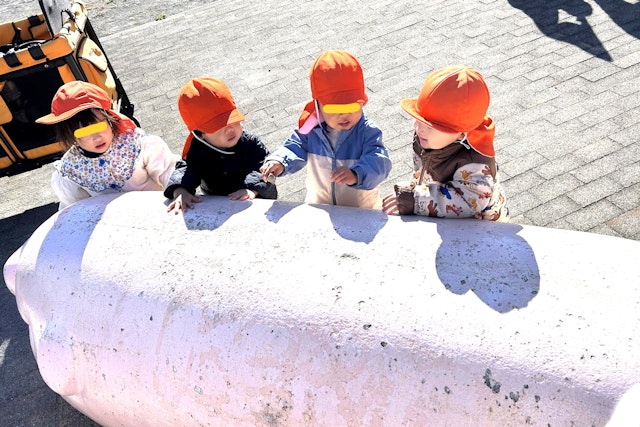 このピンクのブタに何人乗れるやろ？