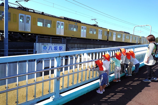 八坂駅にて電車を観る