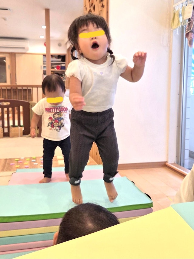 マットから大きくジャンプ！