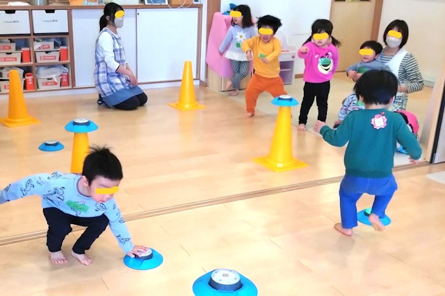 2歳児の運動教室・光るポッドにタッチする