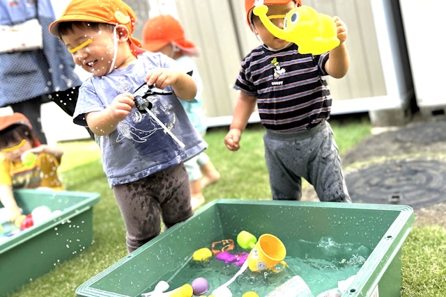 １・２歳児　合同の水遊び