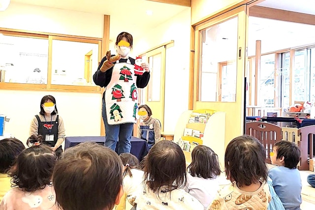 読み聞かせでサンタさん登場！