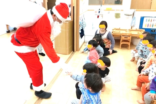 サンタさんがクリスマスプレゼント持ってきたー！