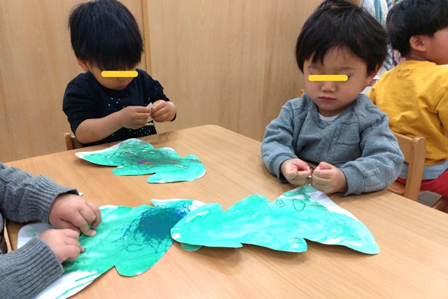 クリスマスツリーの飾り付けをしました