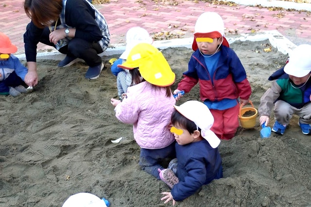 砂場で大きな穴に入る