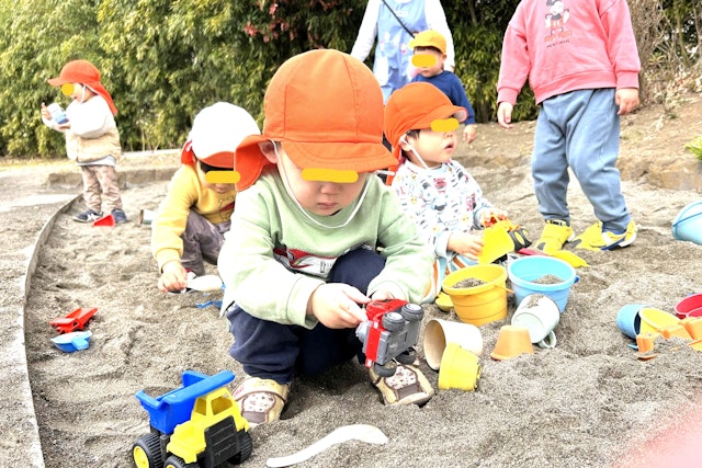 公園の砂場で工事ごっこ
