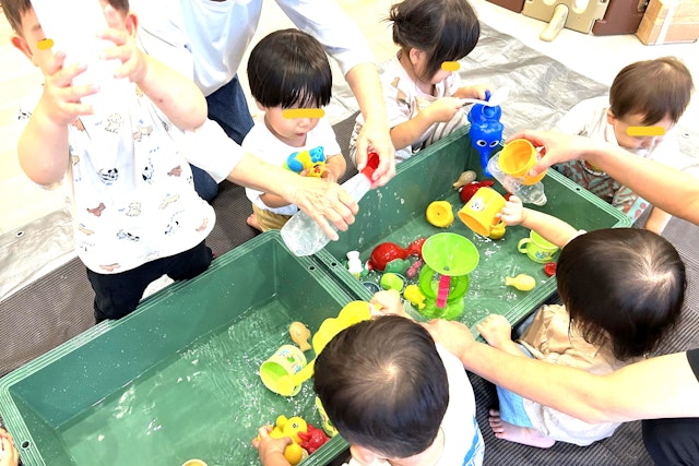 お部屋で水遊び。だんだん盛り上がって大胆に！