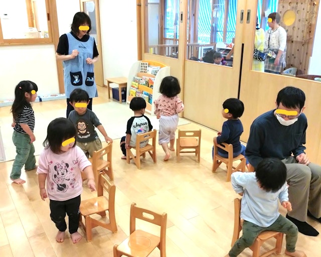 2歳児のおしゃら探検隊に保育参加された保護者の方と「椅子取りゲーム」