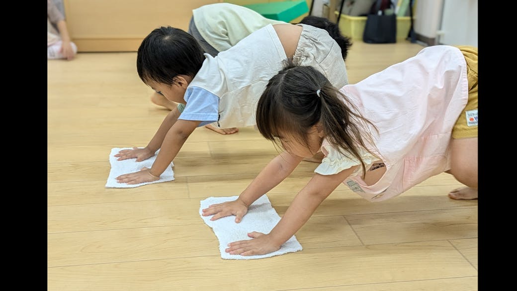 雑巾がけで体幹を鍛えるよ！