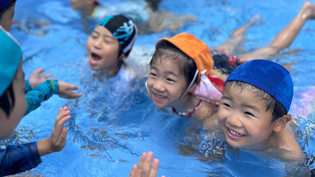 プールあそびで水とおともだち