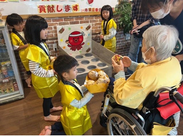 特養のおじいちゃん　おばあちゃんと　秋まつりをしました