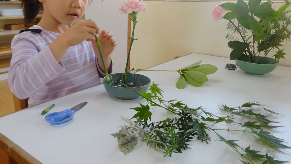 室内で華道！植物は園庭のハーブなど