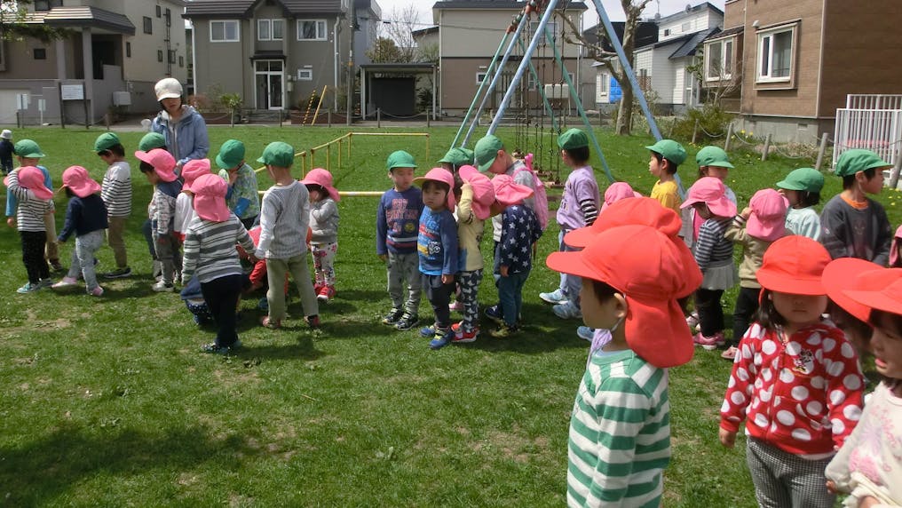 広い園庭や、保育園に隣接した公園でのびのび遊べます