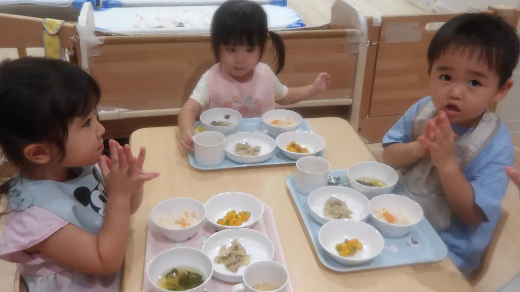 園児の成長に合わせて自園で調理した出来立て給食