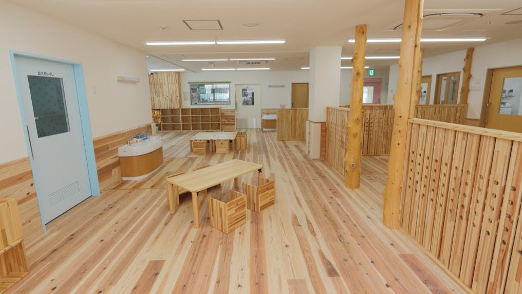 多摩産材を使用した木のぬくもりあふれる保育フロア