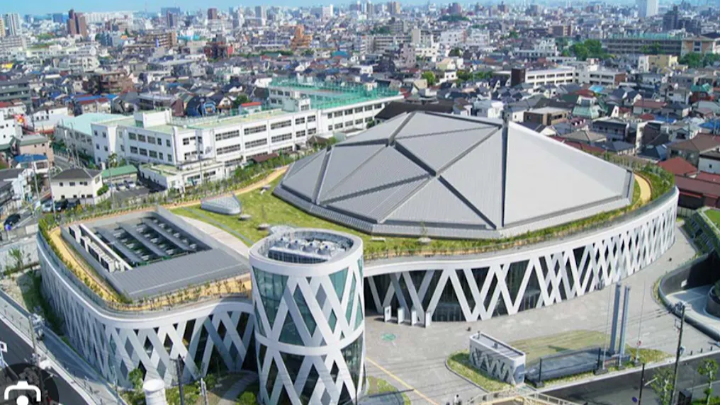 近くにはこんなに大きな体育館！