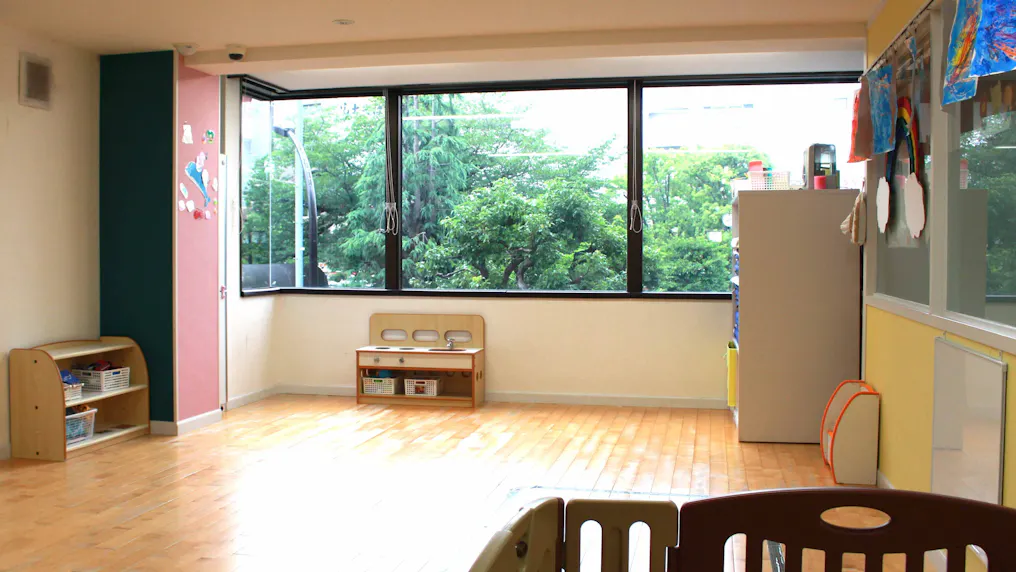 ワンフロアで見通しのよい保育室