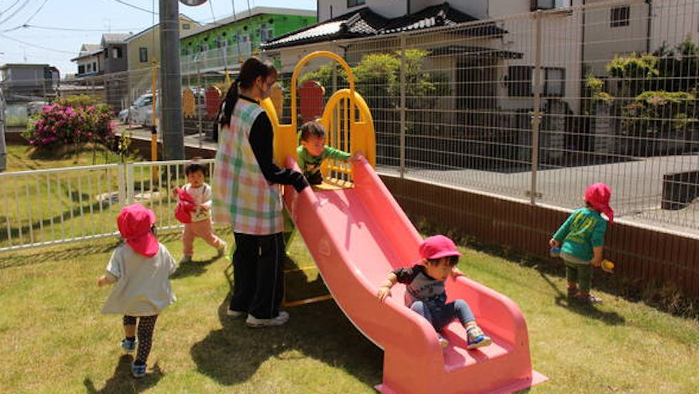 新しいすべり台と遊具