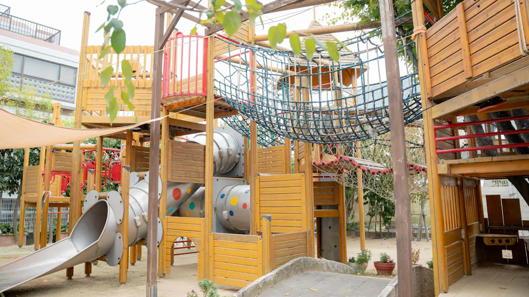 幼児園庭には、大型の特注遊具があります。