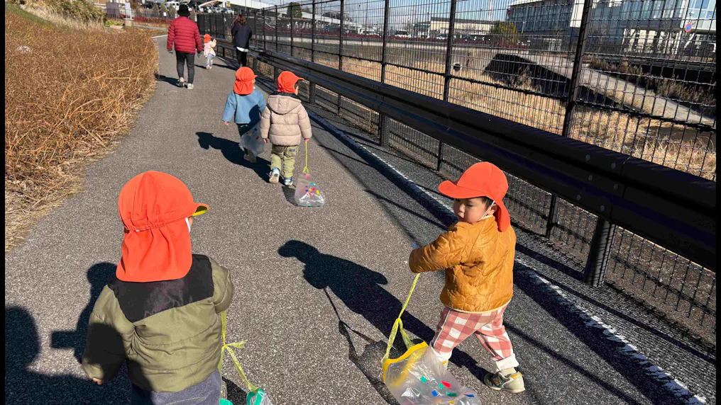 貯水池周りの散策路で凧揚げしたよ！