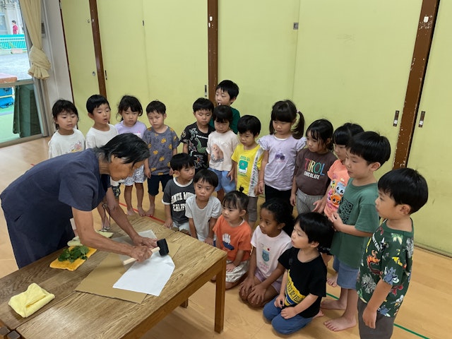 東京すくわくプログラム：4歳児ばら組・藍のトントン染めをしました