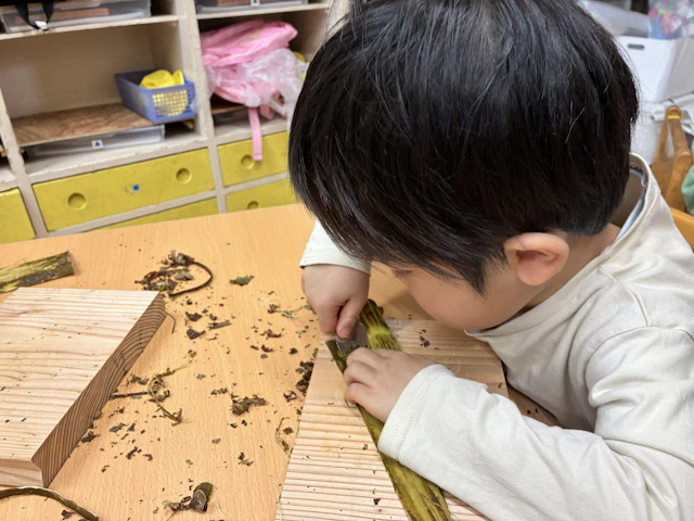 東京すくわくプログラム：４歳児、楮の木から和紙を作る体験をしました。