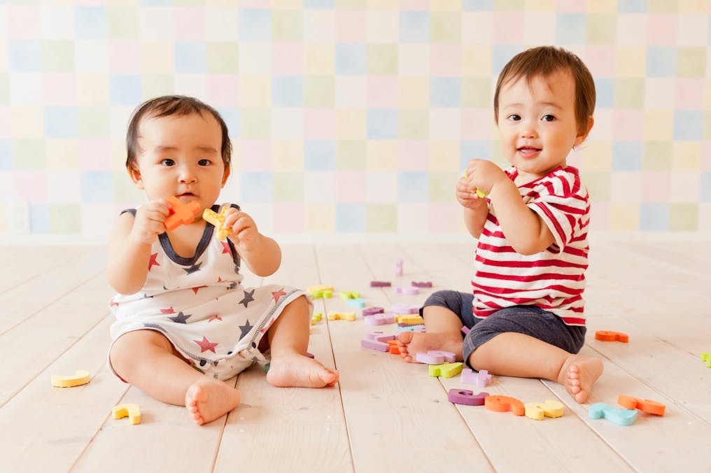 木材の香りに囲まれたあたたかな園内