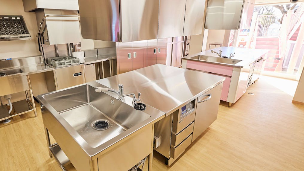 園内の調理室で作られたおいしい給食を提供