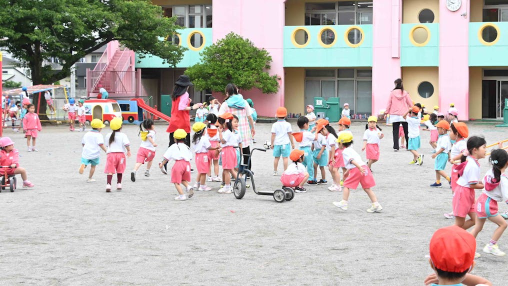 広い園庭でのびのび遊べます