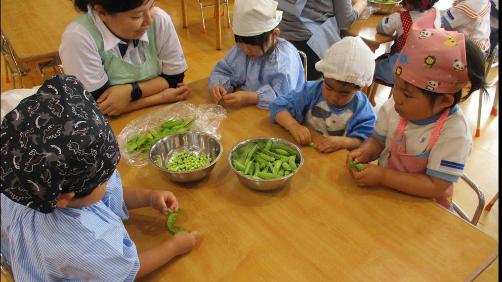 園内の調理室で地元素材を使っておいしい給食を提供