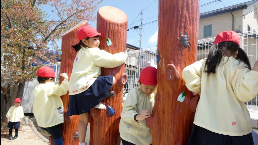 子どもたちに人気のクライミング遊具！
