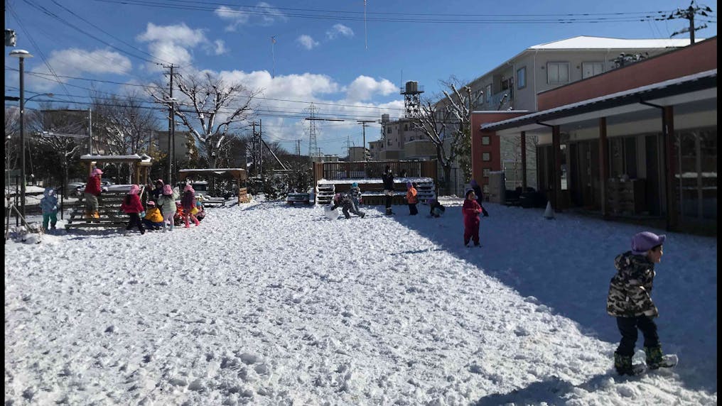 広い園庭でのびのび遊べます