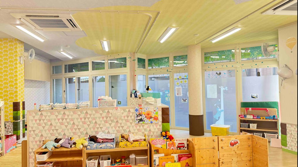 森をイメージした明るい保育室