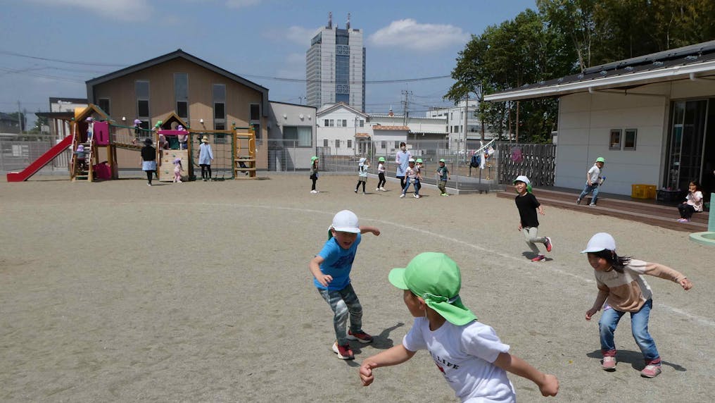 のびのび遊べる広い園庭