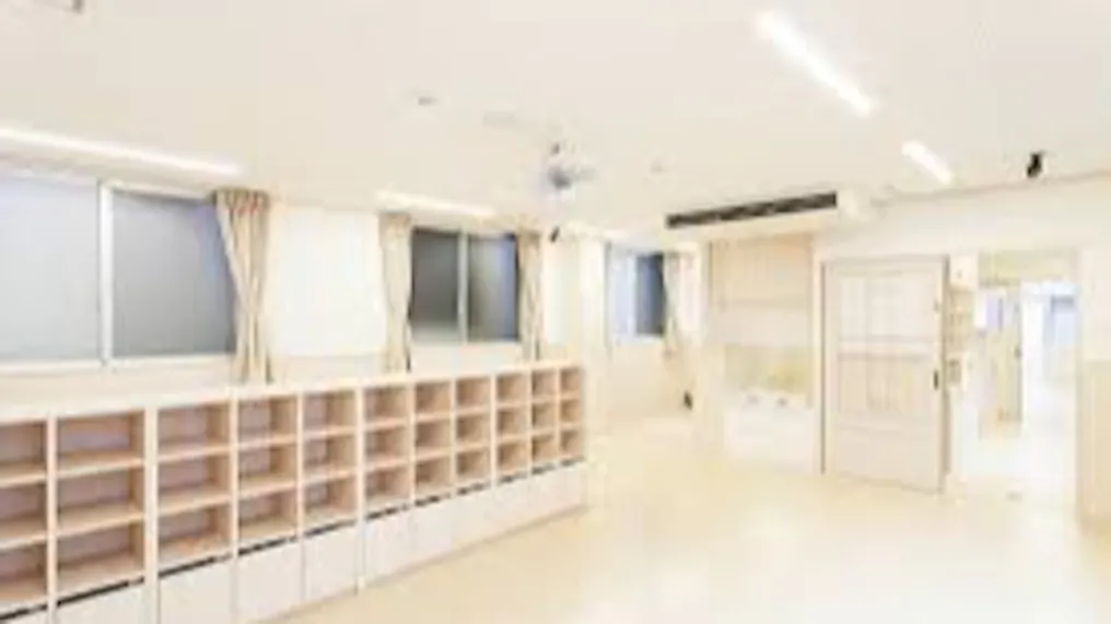 園内は白を基調したビル型の保育園です