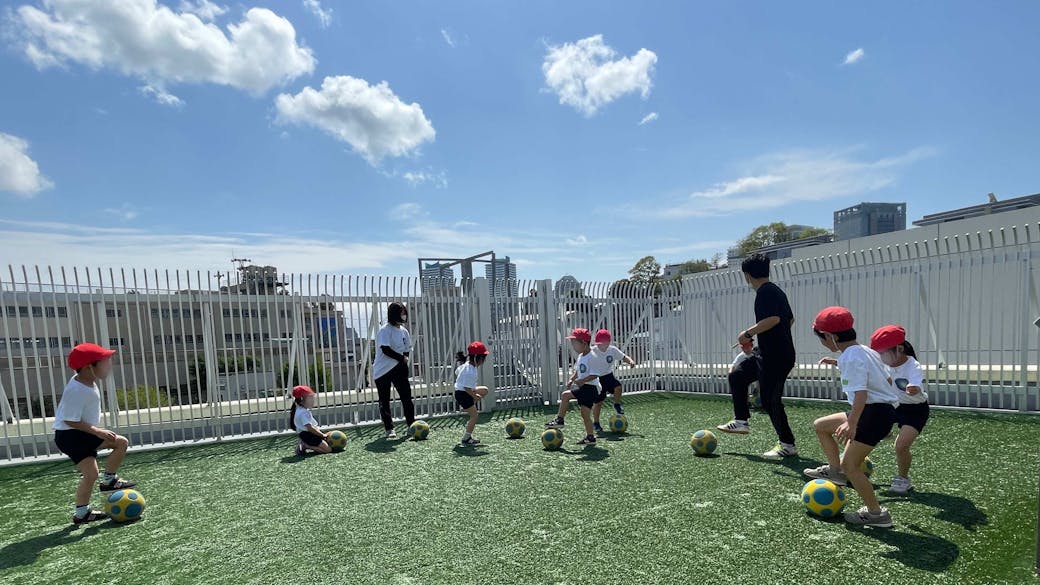 屋上でサッカー