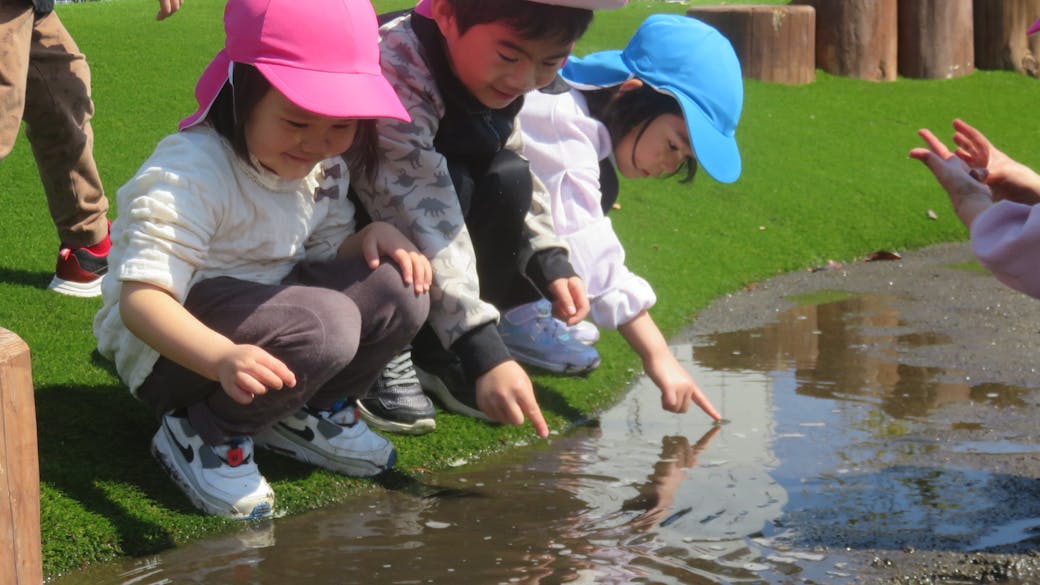 子どもたちの「なんで？」問いかけには丁寧に答えます。
