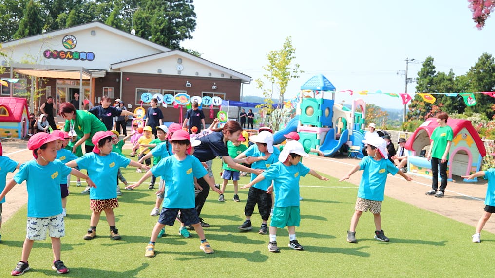 木のぬくもりを感じる園舎、園周辺も遊ぶ場所が沢山ありますよ。