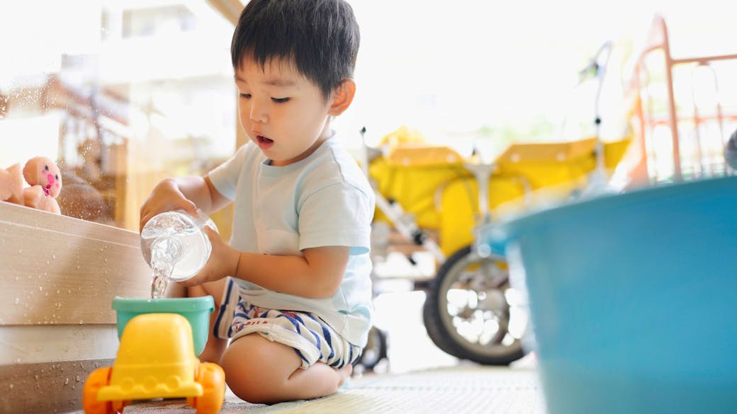 夏にはお友達と元気に水遊び