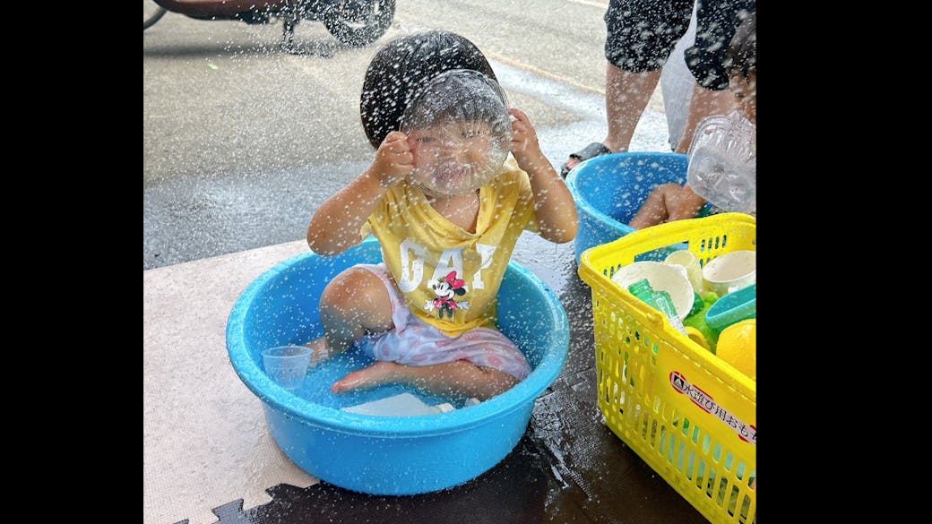 夏にはお友だちと元気に水遊び