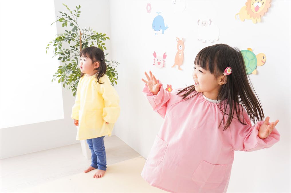 広々とした室内で保育をしています。