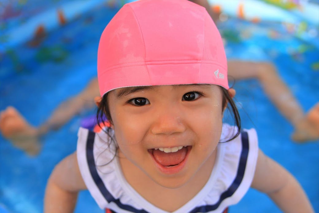 夏にはお友達と元気に水遊び