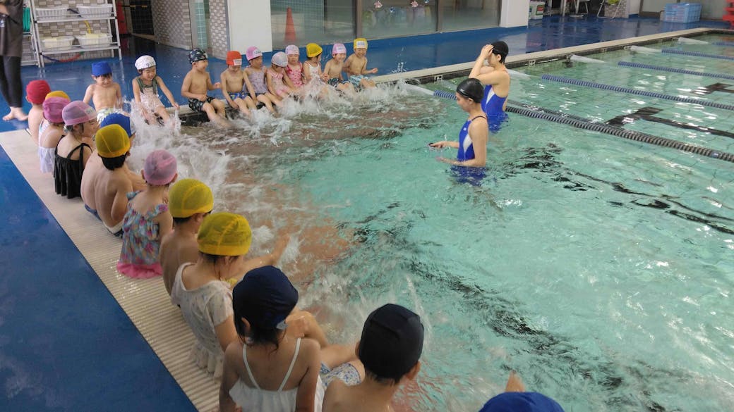 広いプールでスイミング！