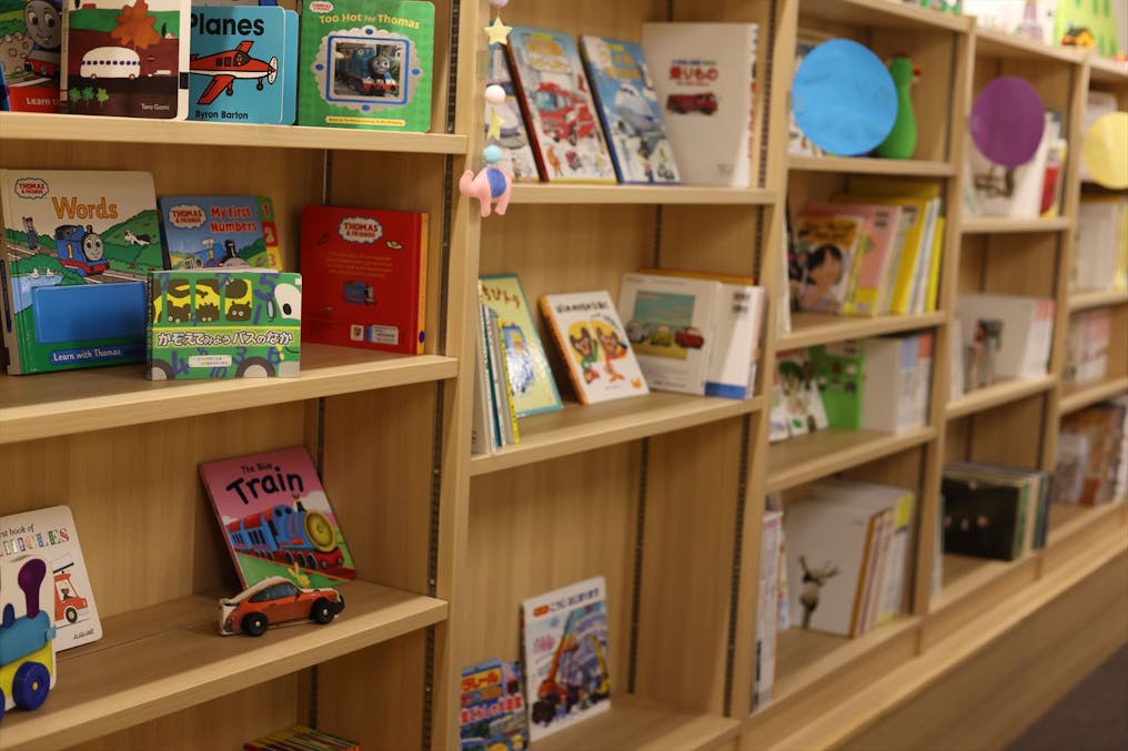 園内に図書コーナー！本の貸し出しもできます。