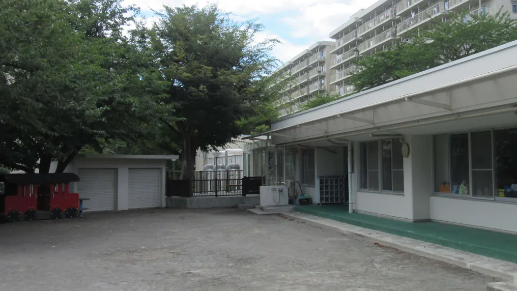 広い園庭でのびのびと体を動かして遊びます