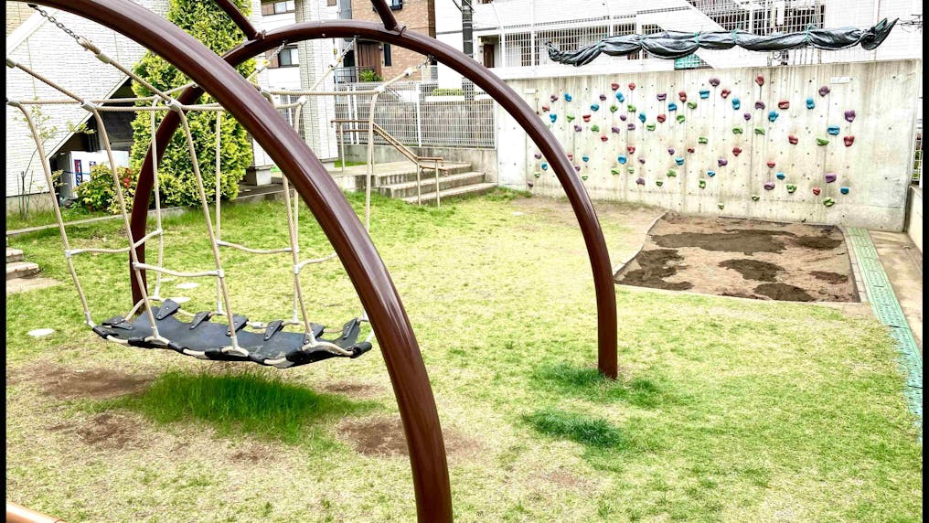 遊具のある園庭でのびのび遊べます